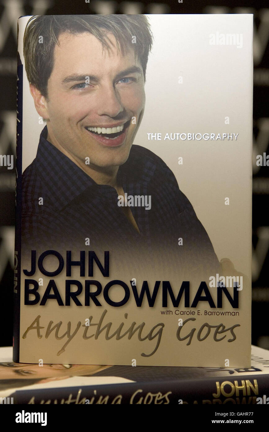 Eine Kopie der Autobiographie des Schauspielers John Barrowman ('Anything goes') - mitgeschrieben von seiner Schwester Carole Barrowman - bei einer Buchunterschrift in Waterstones in der Oxford Street im Zentrum Londons. Stockfoto