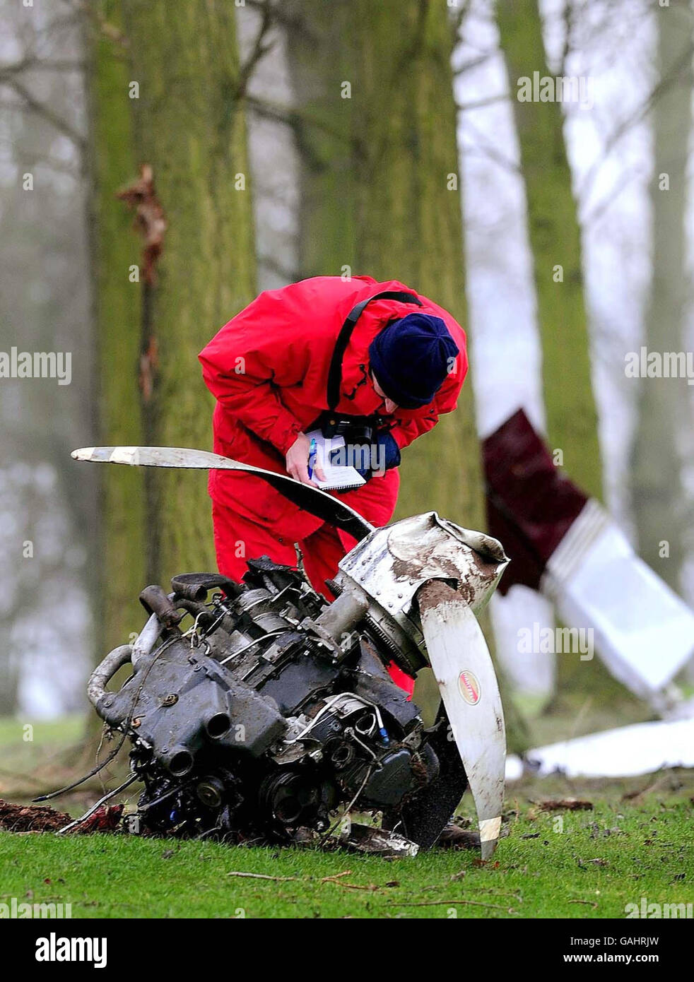 Ein Flugzeugabsturz Ermittler schaut auf den Motor von einem privat geführten leichten Flugzeug, das Rutland Wasser in Epingham stürzte und den älteren Piloten tötete. Stockfoto