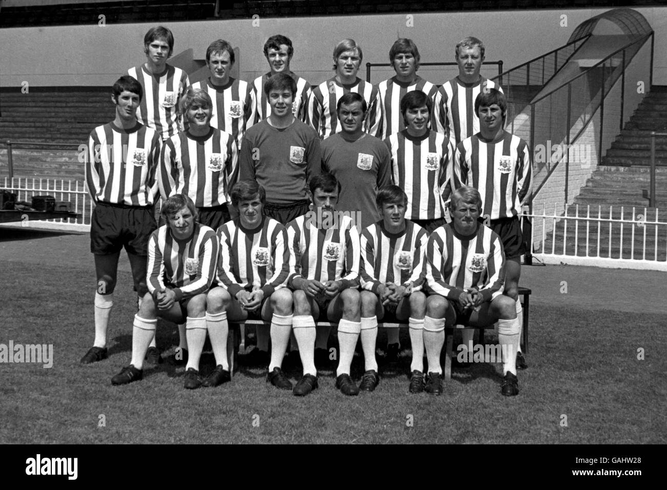 Mannschaftsgruppe Sheffield United: (Hintere Reihe, l-r) Ian McKenzie, Len Badger, Bill Dearden, Tony Currie, Geoff Salmons, John Tudor; (mittlere Reihe, l-r) John Flynn, Dave Powell, Graeme Crawford, Alan Hodgkinson, Frank Barlow, Colin Addison; (erste Reihe, l-r) Paddy Buckley, Alan Woodward, Eddie Colquhoun, Gil Reece, John Barnwell Stockfoto