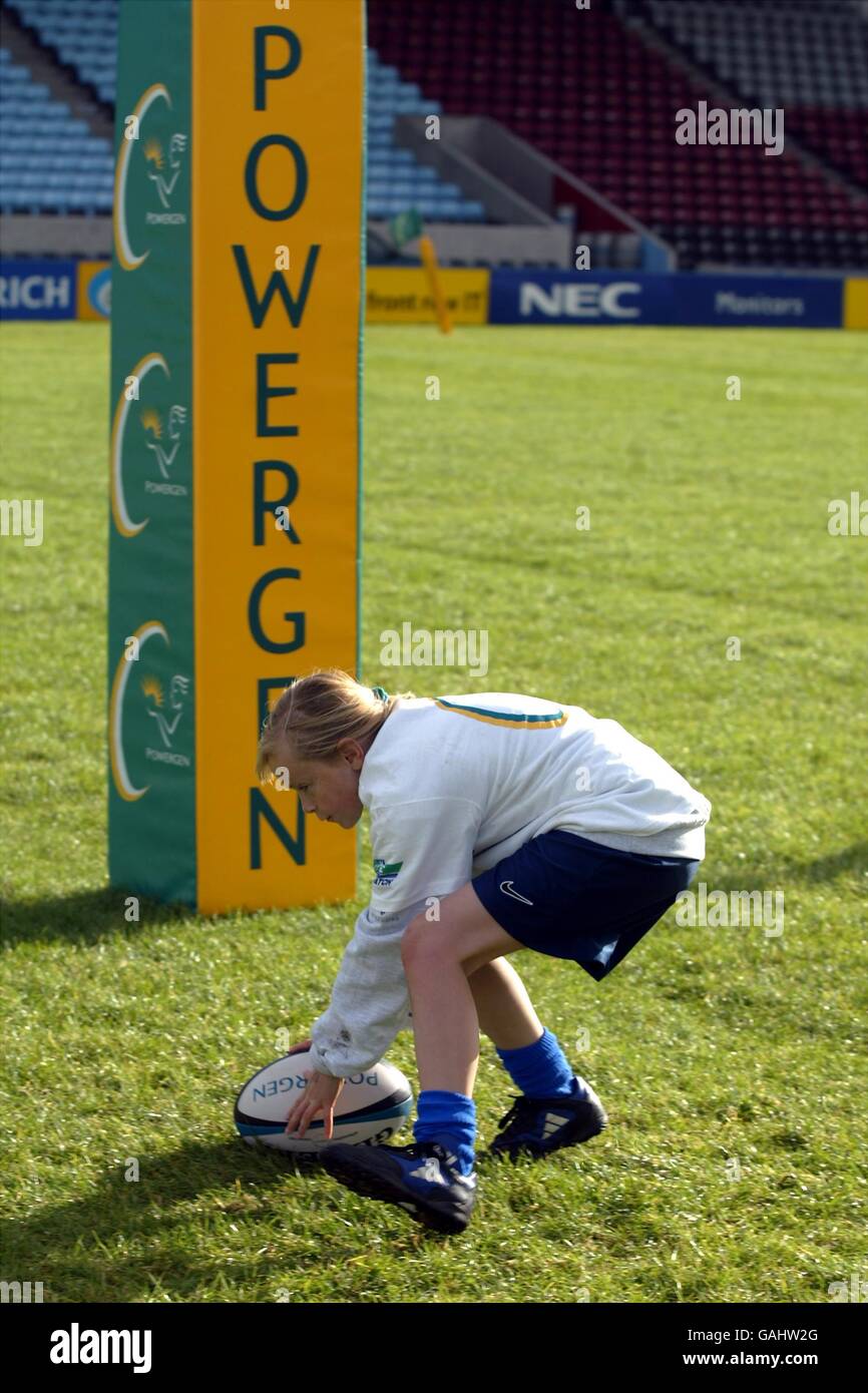 Eine junge Rugby-Spielerin übt ihre Fähigkeiten beim Start Des nationalen Gemeindeprogramms Powergen Stockfoto