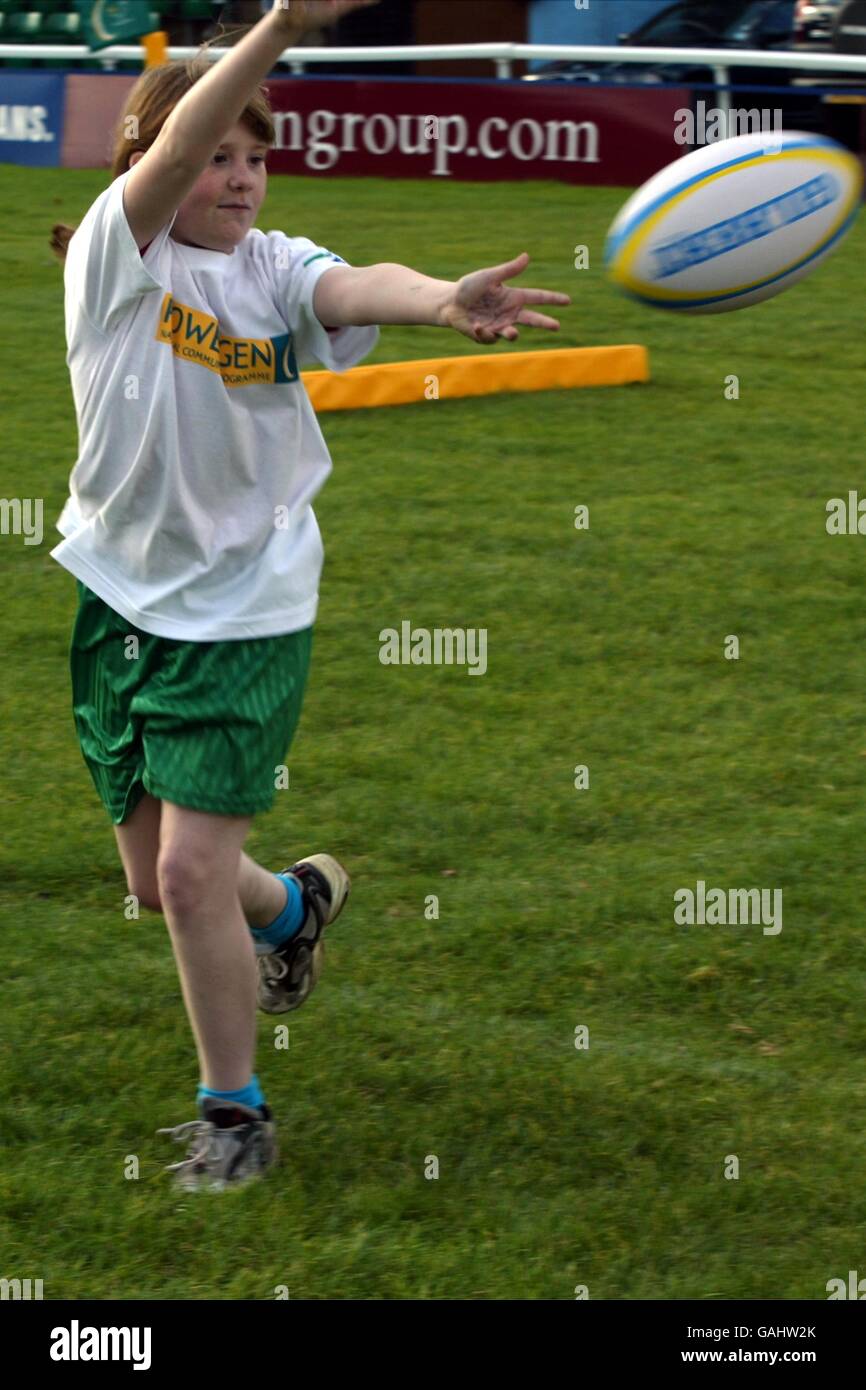 Eine junge Rugby-Spielerin übt ihre Fähigkeiten beim Start Des nationalen Gemeindeprogramms Powergen Stockfoto