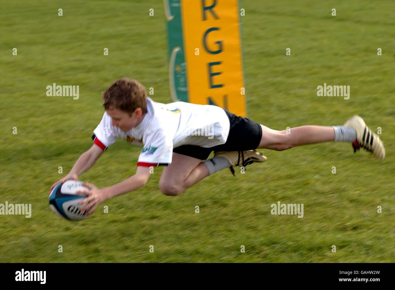 Ein junger Rugby-Spieler übt seine Fähigkeiten beim Start Des nationalen Gemeindeprogramms Powergen Stockfoto
