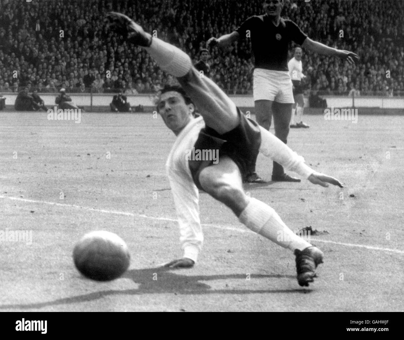Englands Jimmy Greaves verpasst den Ball völlig, als er versucht Ein spektakulärer Scheren-Kick Stockfoto