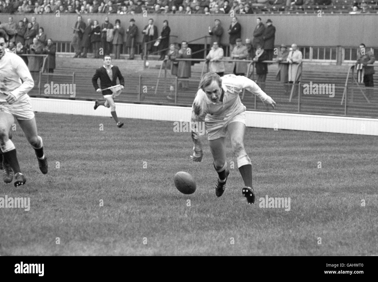 Rugby Union - England. Der englische David Duckham greift nach unten, um einen Versuch zu machen Stockfoto