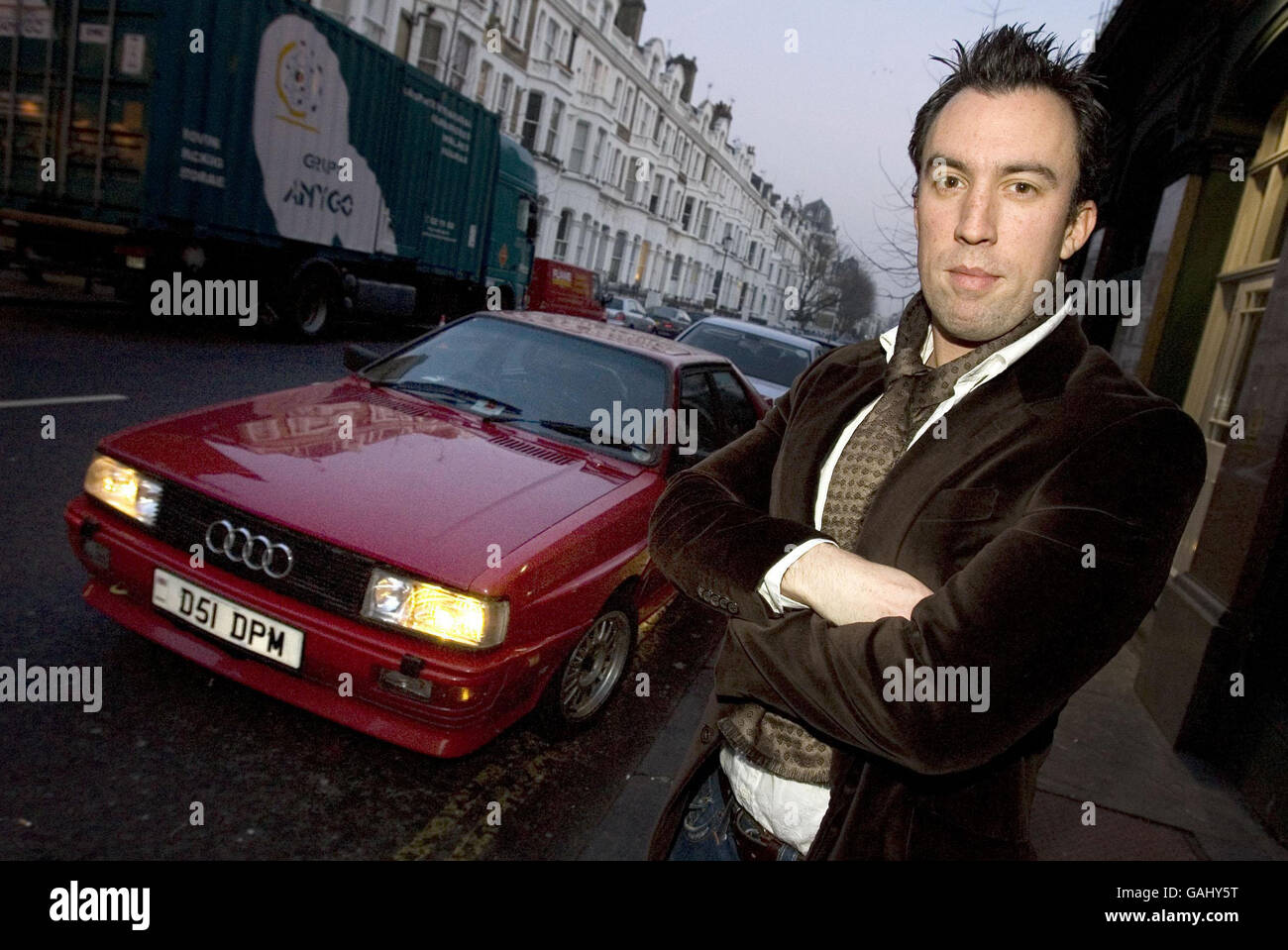 Virgin Radio Disc Jockey Christian O'Connell kommt bei der Brit Awards Zeremonie in einem roten Audi Quattro an, ähnlich dem von Jean Hunt in der TV-Serie Ashes to Ashes, Earls Court, London gefahren. Stockfoto