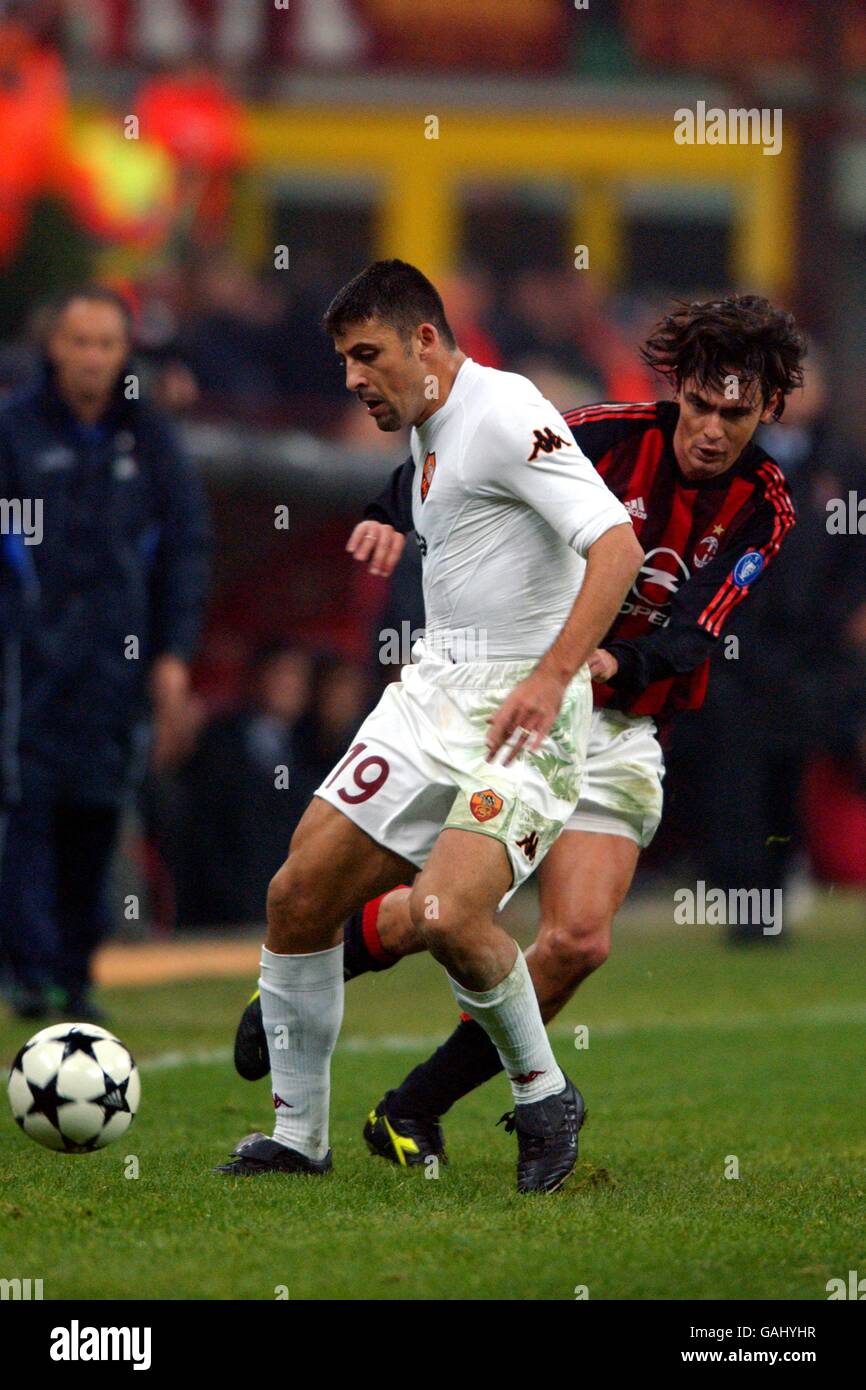 Roma's Walter Samuel (l) wird vom AC Milan's geschlossen Filippo Inzaghi (r) Stockfoto