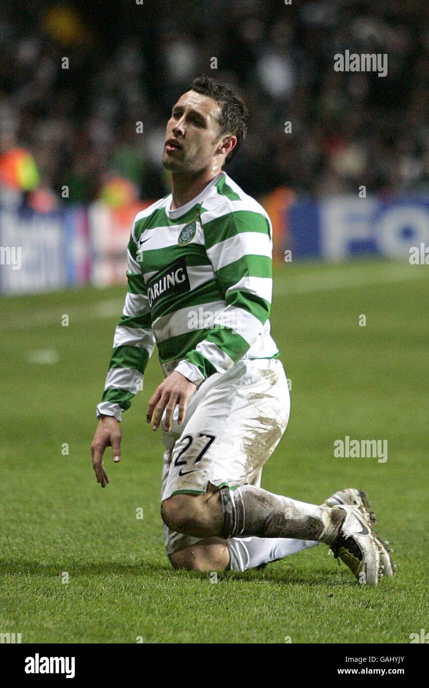 Fußball - UEFA Champions League - Celtic gegen Barcelona - Celtic Park. Scott McDonald von Celtic steht niedergeschlagen auf Stockfoto