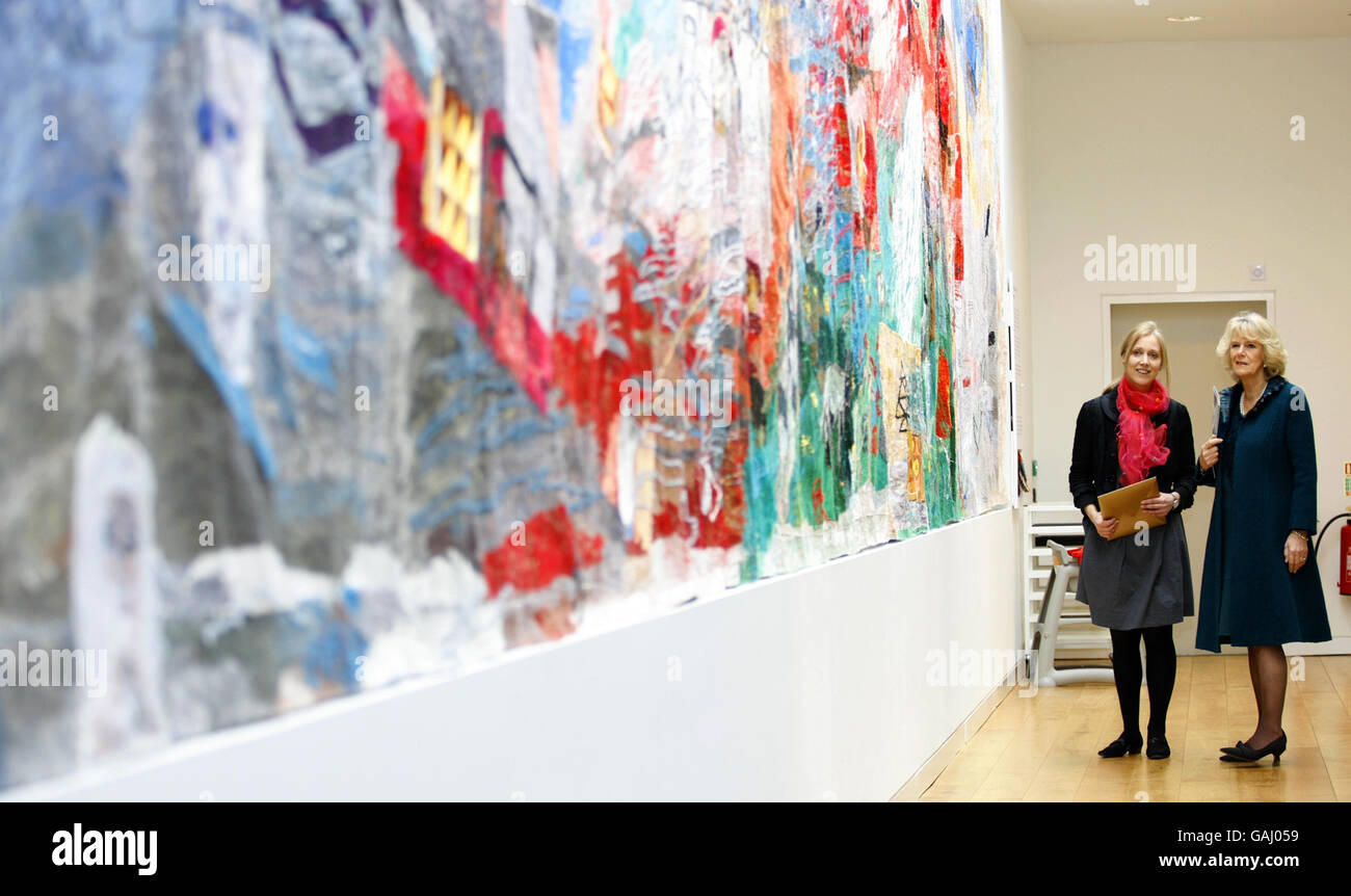 Ihre Königliche Hoheit die Herzogin von Cornwall (rechts) wird von der Künstlerin Alice Kettle bei einem Besuch im neuen Discovery Center in Winchester das größte öffentliche Kunstwerk in der maschinellen Stickerei Europas gezeigt. Stockfoto