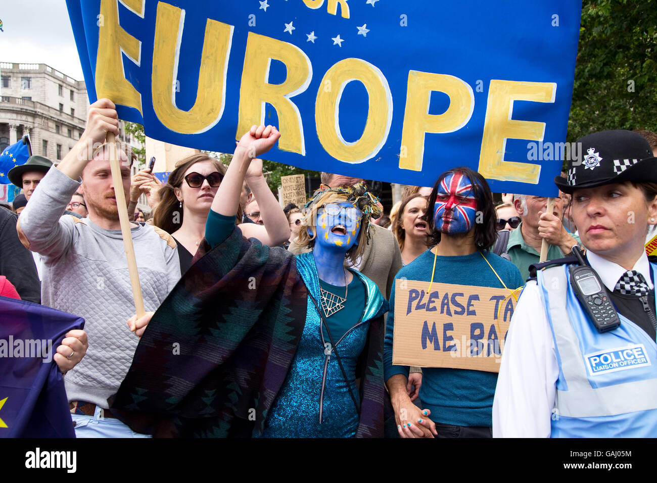 LONDON - 2. Juli: Demonstranten auf dem Marsch für Europa Protest am 2. Juli 2016 in London, England, Vereinigtes Königreich. Eine geschätzte 35 du Stockfoto