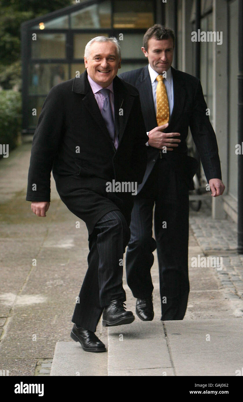 Der irische Taoiseach Bertie Ahern kommt beim Mahon-Tribunal in Dublin an, um zwei Tage lang Beweise für eine öffentliche Untersuchung seiner persönlichen Finanzen zu liefern. Stockfoto