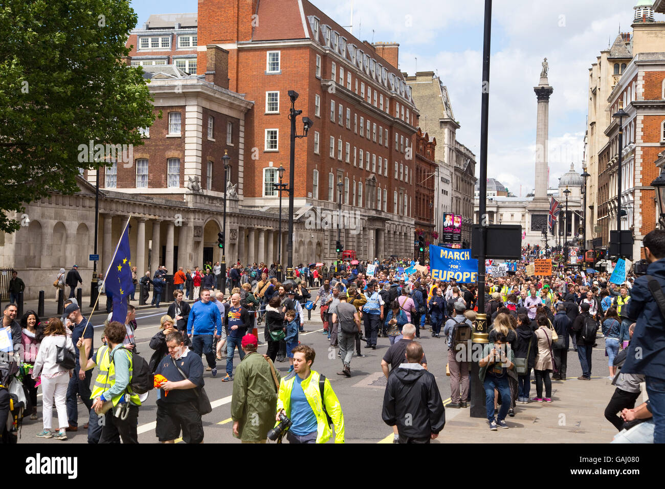 LONDON - 2. Juli: Demonstranten auf dem Marsch für Europa Protest am 2. Juli 2016 in London, England, Vereinigtes Königreich. Eine geschätzte 35 du Stockfoto