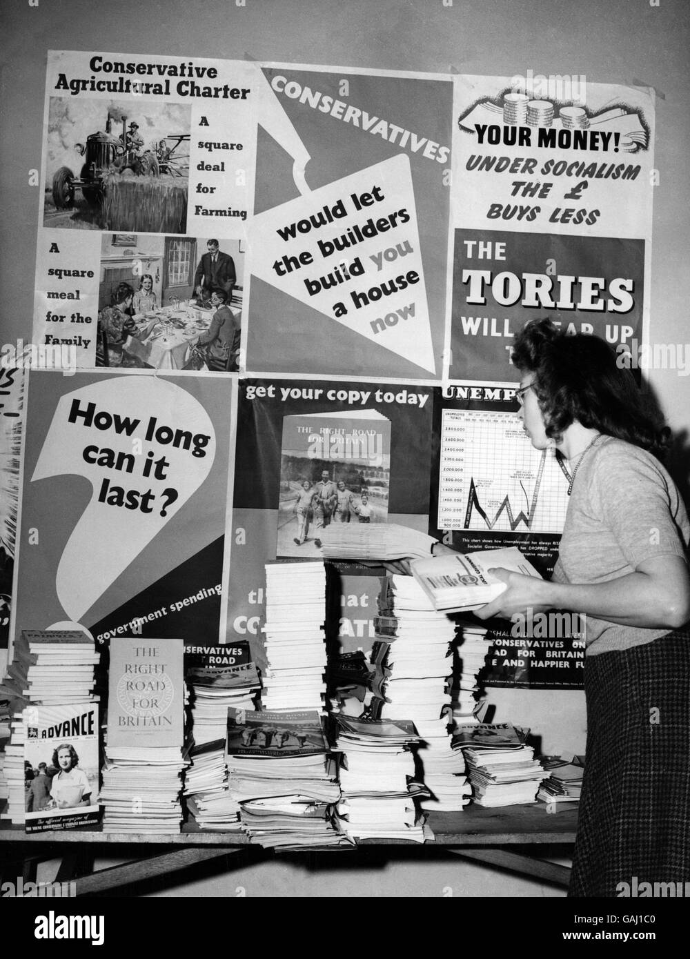 Die Konservativen bereiten sich auf die Wahlen vor. Konservatives Zentralbüro in Westminster, als Plakate und Broschüren vorbereitet werden. Januar 1950 Stockfoto