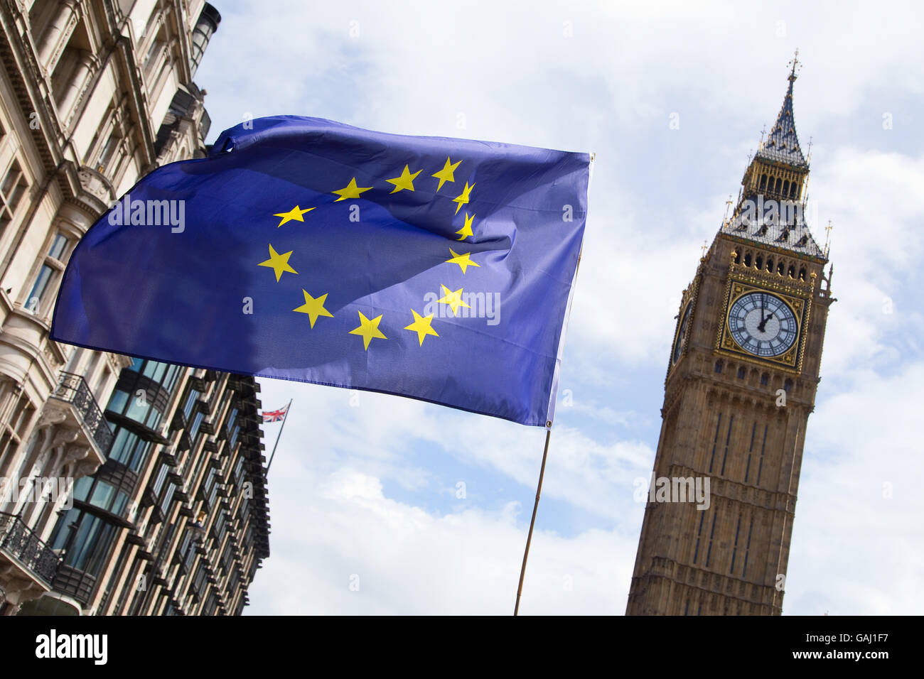 Europäische Flagge, die außerhalb des Parlaments in London Stockfoto