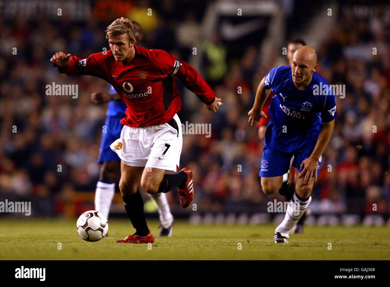 Fußball - FA Barclaycard Premiership - Manchester United / Everton. David Beckham (l) von Manchester United geht an Thomas Gravesen von Everton vorbei Stockfoto