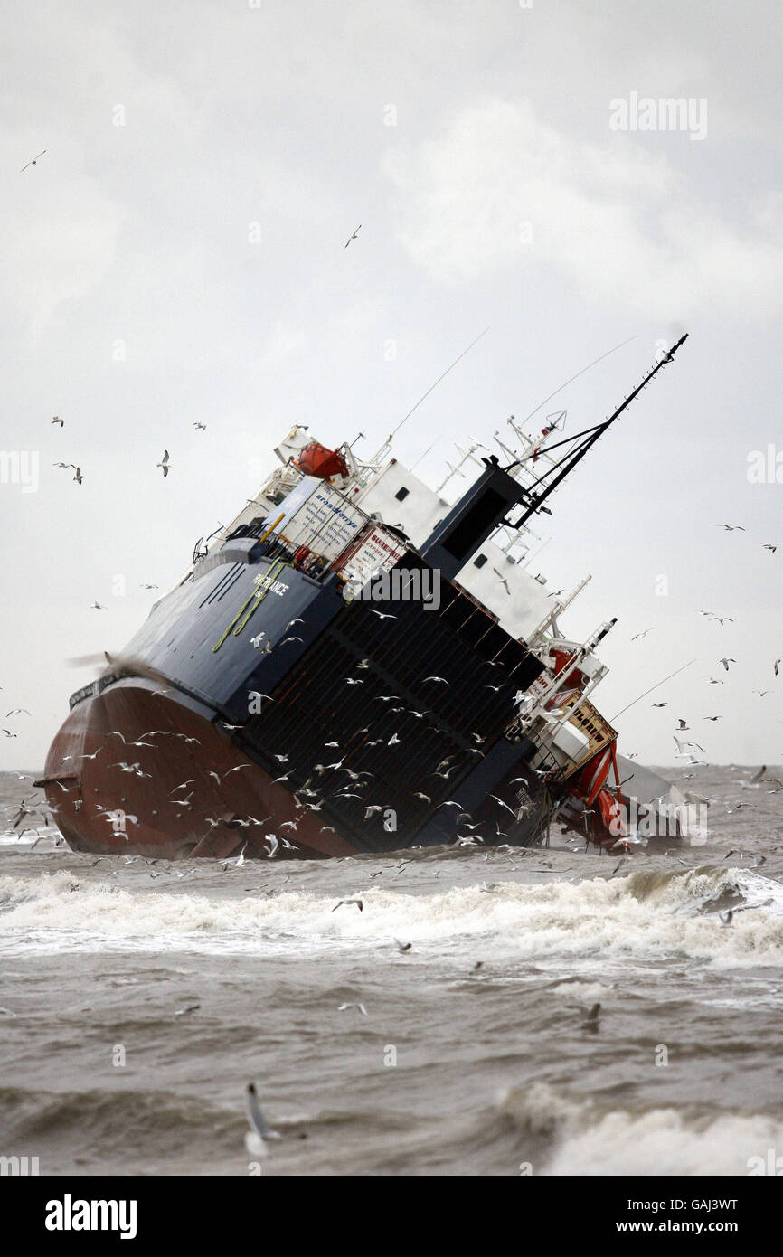 Blick auf das Frachtschiff Riverdance, das bei Blackpool wegen der starken Winde auf Grund gelaufen ist. Stockfoto