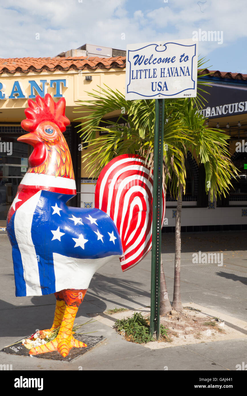 MIAMI, FLORIDA - 25. April 2016: Bunte Hahn Statue entlang Calle Ocho im Abschnitt "Little Havana" von Miami. Stockfoto