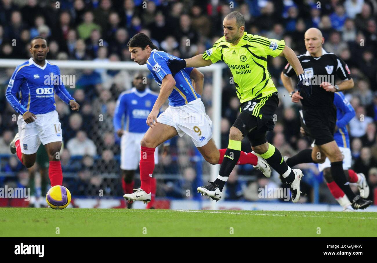 Portsmouth's Milan Baros in Aktion mit Chelsea's Alex während des Barclay's Premier League-Spiels im Fratton Park, Portsmouth. Stockfoto