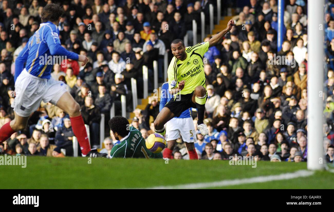 Die Chelsea-Spielerin Ashley Cole schließt sich während des Spiels der Barclay Premier League im Fratton Park, Portsmouth, an. Stockfoto