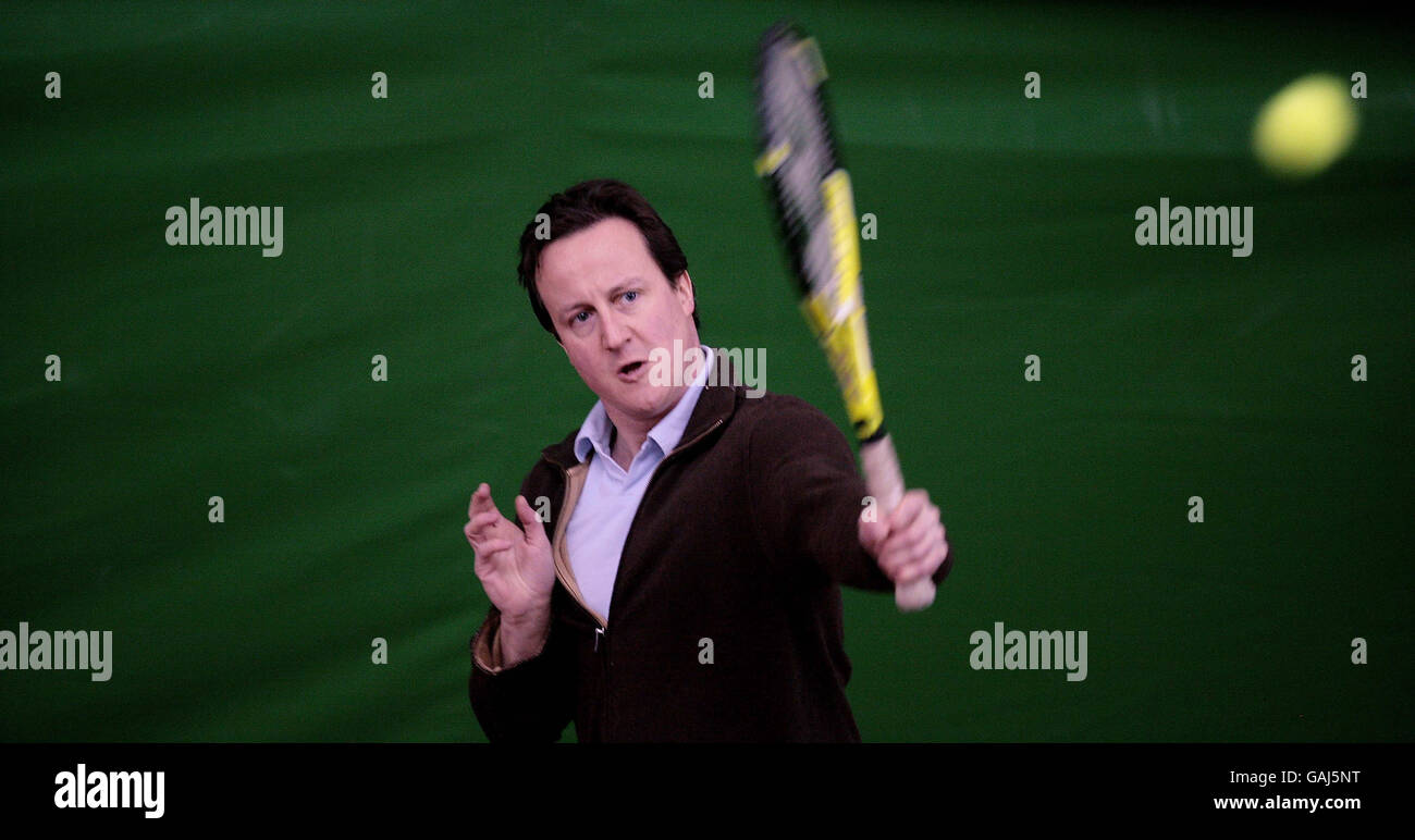 Tory-Anführer David Cameron spielt Tennis während seines Besuchs bei der FC** Tennis Academy im Hazelwood Lawn Tennis and Squash Club in Enfield, London, um den National Lottery Independence Bill der Konservativen zu lancieren. Stockfoto
