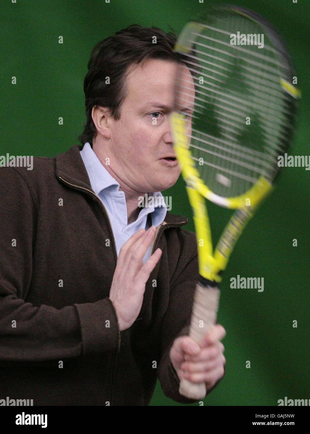 Tory-Anführer David Cameron spielt Tennis während seines Besuchs bei der FC** Tennis Academy im Hazelwood Lawn Tennis and Squash Club in Enfield, London, um den National Lottery Independence Bill der Konservativen zu lancieren. Stockfoto