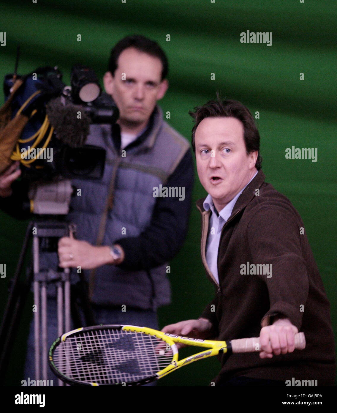 Tory-Anführer David Cameron spielt Tennis während seines Besuchs bei der FC Tennis Academy im Hazelwood Lawn Tennis and Squash Club in Enfield, London, um das Conservatives National Lottery Independence Bill zu lancieren. Stockfoto