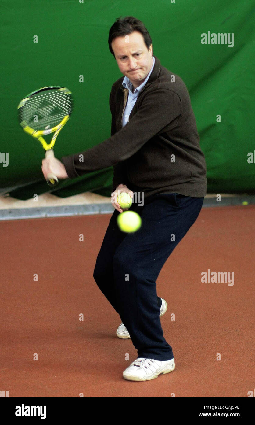 Tory-Anführer David Cameron spielt Tennis während seines Besuchs bei der FC Tennis Academy im Hazelwood Lawn Tennis and Squash Club in Enfield, London, um den National Lottery Independence Bill der Konservativen zu lancieren. Stockfoto