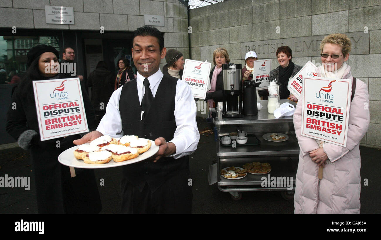 Ein Kellner vom Four Seasons Hotel in Dublin versorgt streikende Arbeiter mit Tee und Scones, die die britische Botschaft im vornehmen Ballsbridge-Viertel der Stadt einpfäfften. Die Mitarbeiter der britischen Botschaft in Dublin führen heute einen 24-stündigen Streik durch, in einem bitteren Streit um den Stellenabbau. Stockfoto