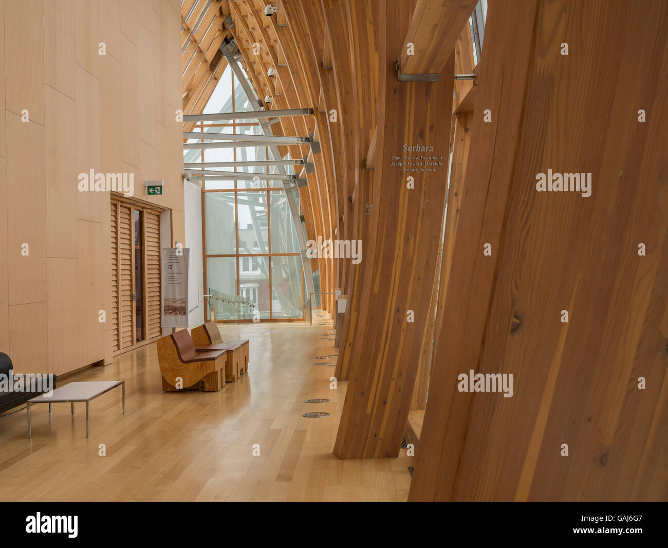 HER wurde von Frank Gehry, TheToronto geborenen Architekten gestaltet. Galleria Italia, AGO, Toronto Glas und Holz Fassade, die 600 Fuß erstreckt. Stockfoto