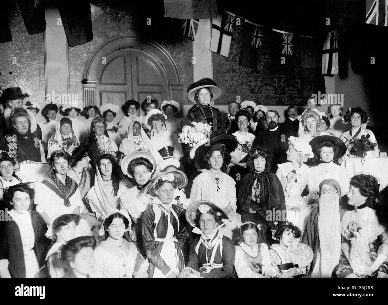 Unterhaltung - Edna May. Die amerikanische Schauspielerin Edna May eröffnet einen Basar in Ealing. Stockfoto