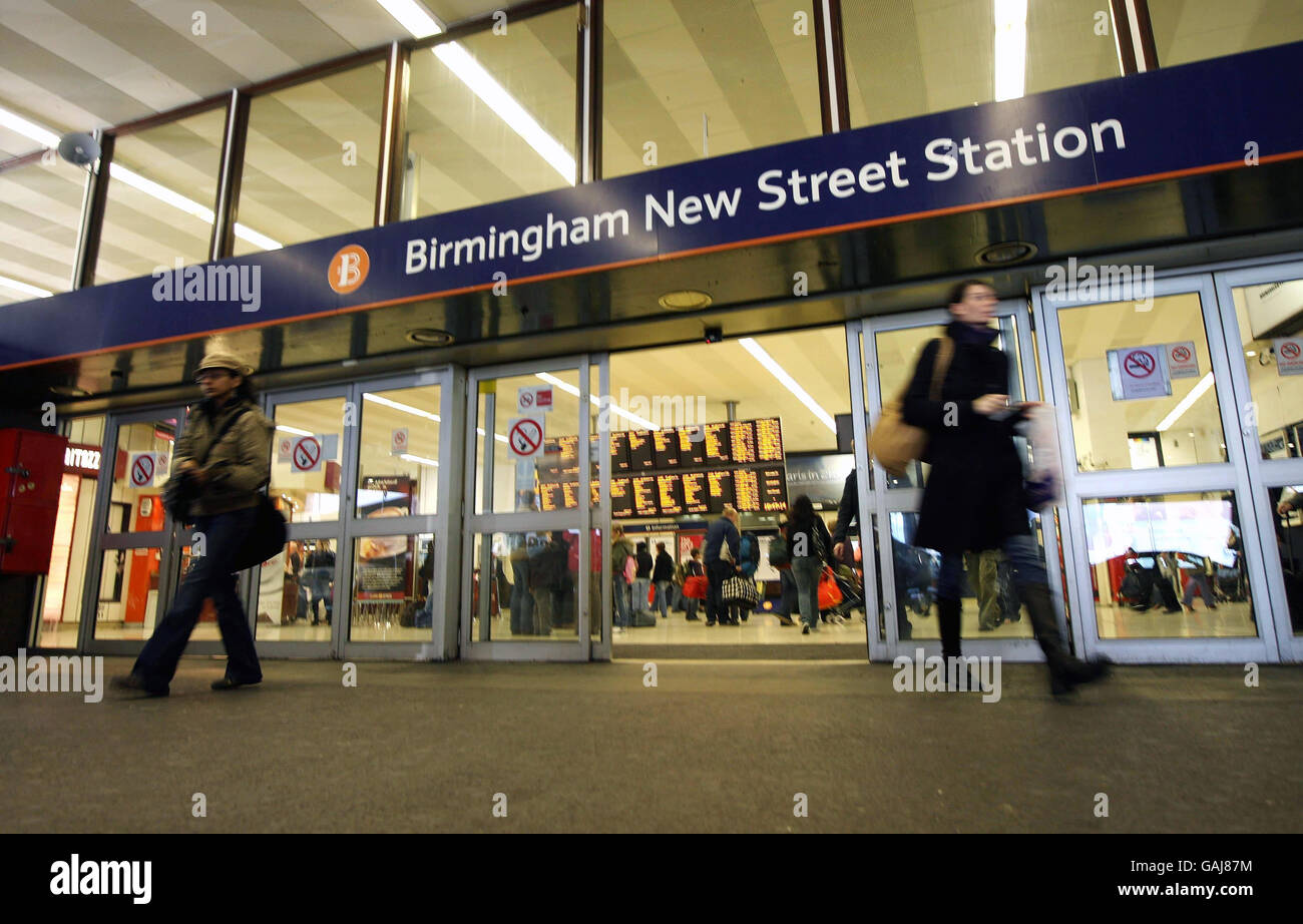 Eine allgemeine Ansicht des Bahnhofs Birmingham New Street. Die Regierung soll fast 400 Millionen zur Verbesserung des Bahnhofs bereitstellen, wurde heute bekannt gegeben. Stockfoto