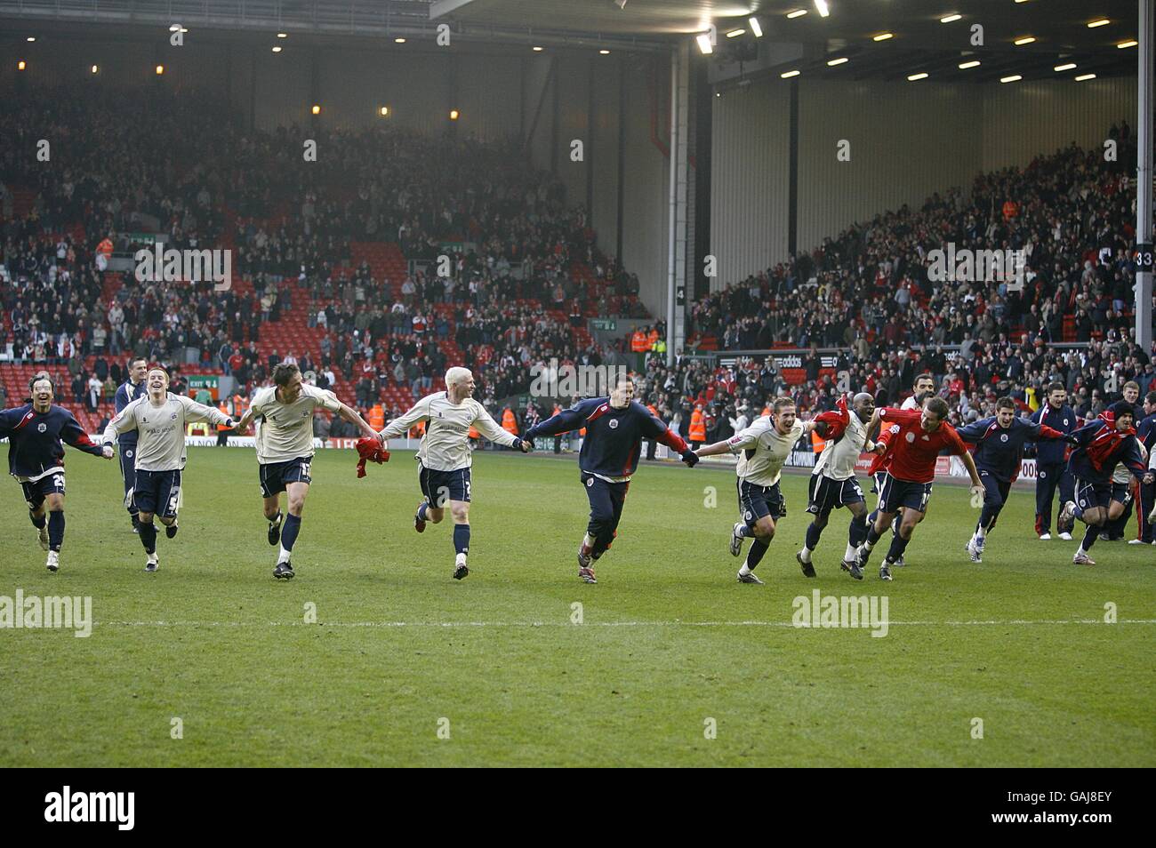 Fußball - FA Cup - Fünfte Runde - Liverpool / Barnsley - Anfield. Barsley feiert den Sieg über Liverpool 2-1, um nach dem letzten Pfiff ins Viertelfinale des FA-Pokals zu gelangen Stockfoto