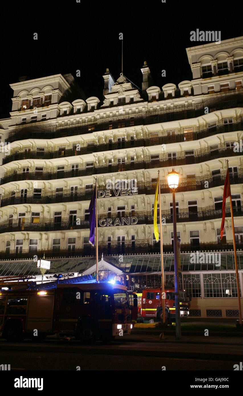 Feuer im Grand Hotel Brighton. Feuerwehrleute bekämpfen ein Feuer im historischen Grand Hotel an der Strandpromenade von Brighton. Stockfoto