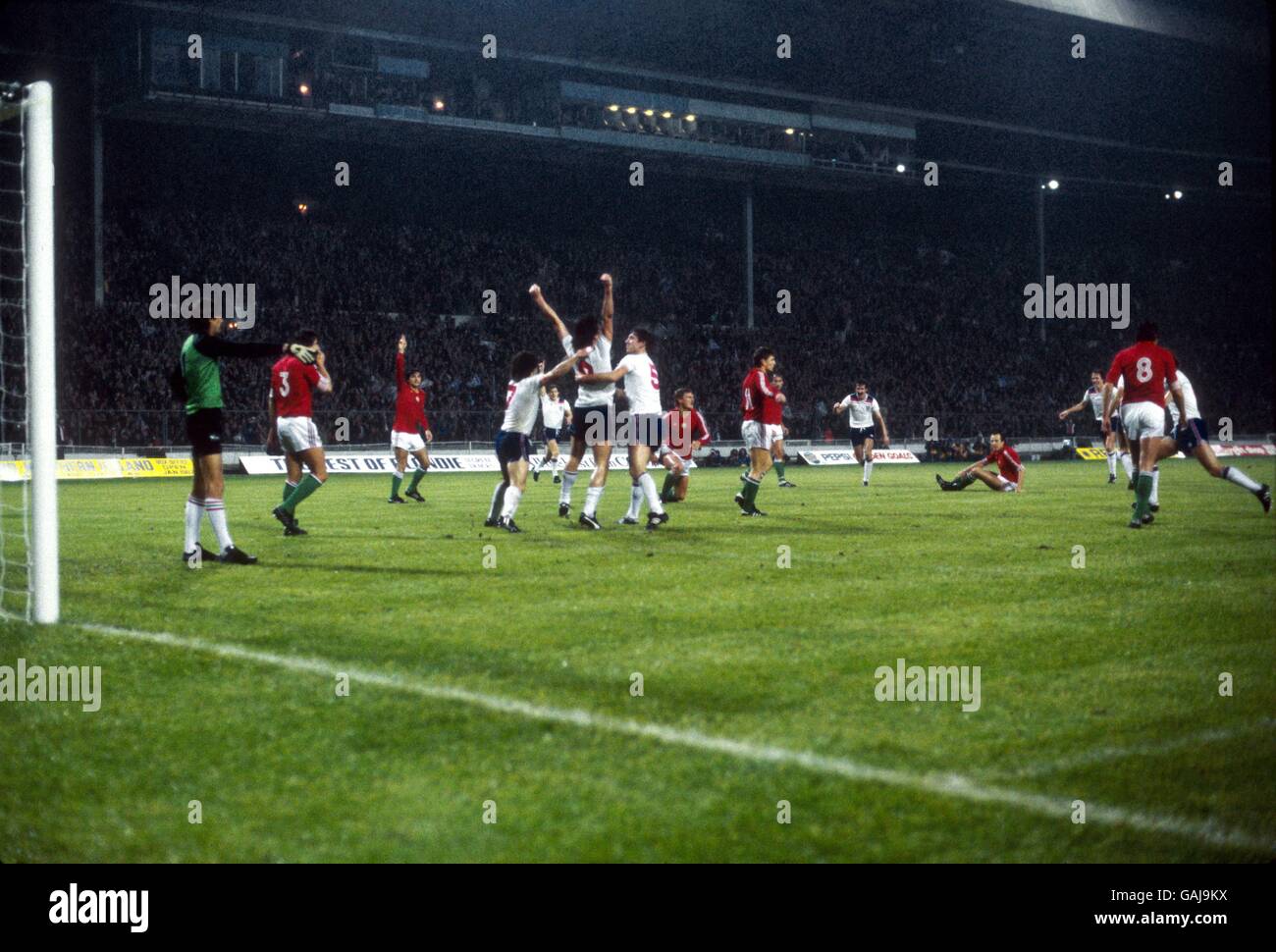 Der Engländer Paul Mariner (c) feiert sein Siegtreffer mit den Teamkollegen Kevin Keegan (c, l) und Alvin Martin (c, r) Stockfoto