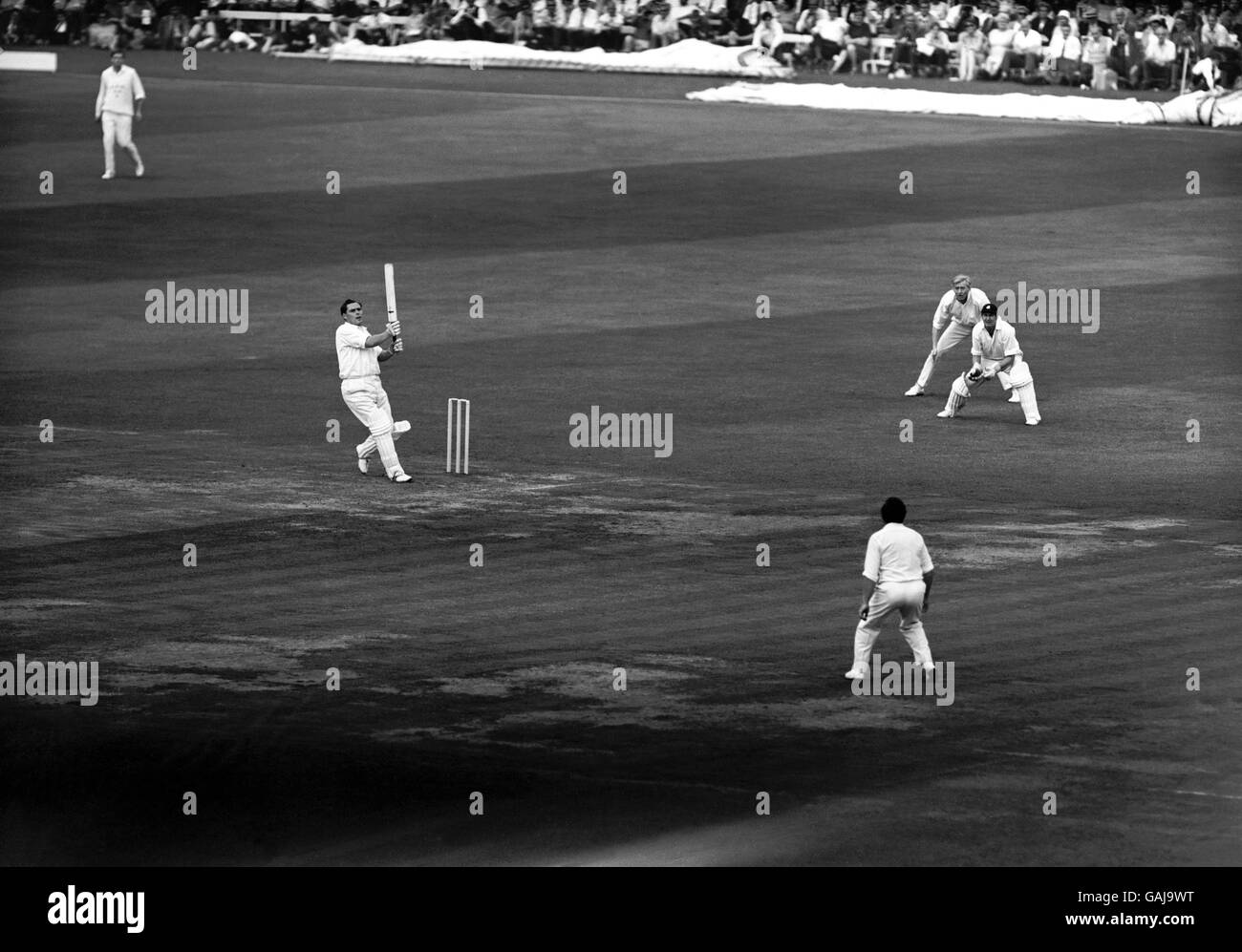 John Jameson (l) von Warwickshire zieht den Ball an die Grenze Für weitere vier Läufe Stockfoto