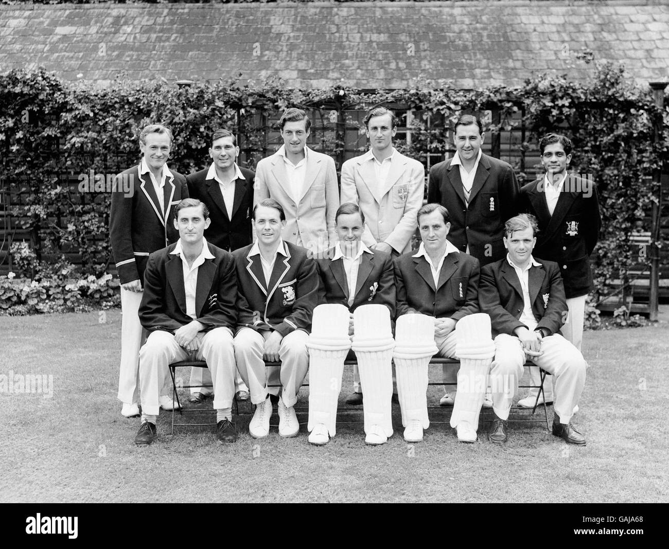 Gentlemen Team Group: (Hintere Reihe, l-r) Peter Richardson, Esmond Lewis, Colin Smith, Ted Dexter, Colin Cowdrey, Gamini Goonesena; (vordere Reihe, l-r) John Warr, Rev David Sheppard, Peter May, Doug Insole, Robin Marlar Stockfoto