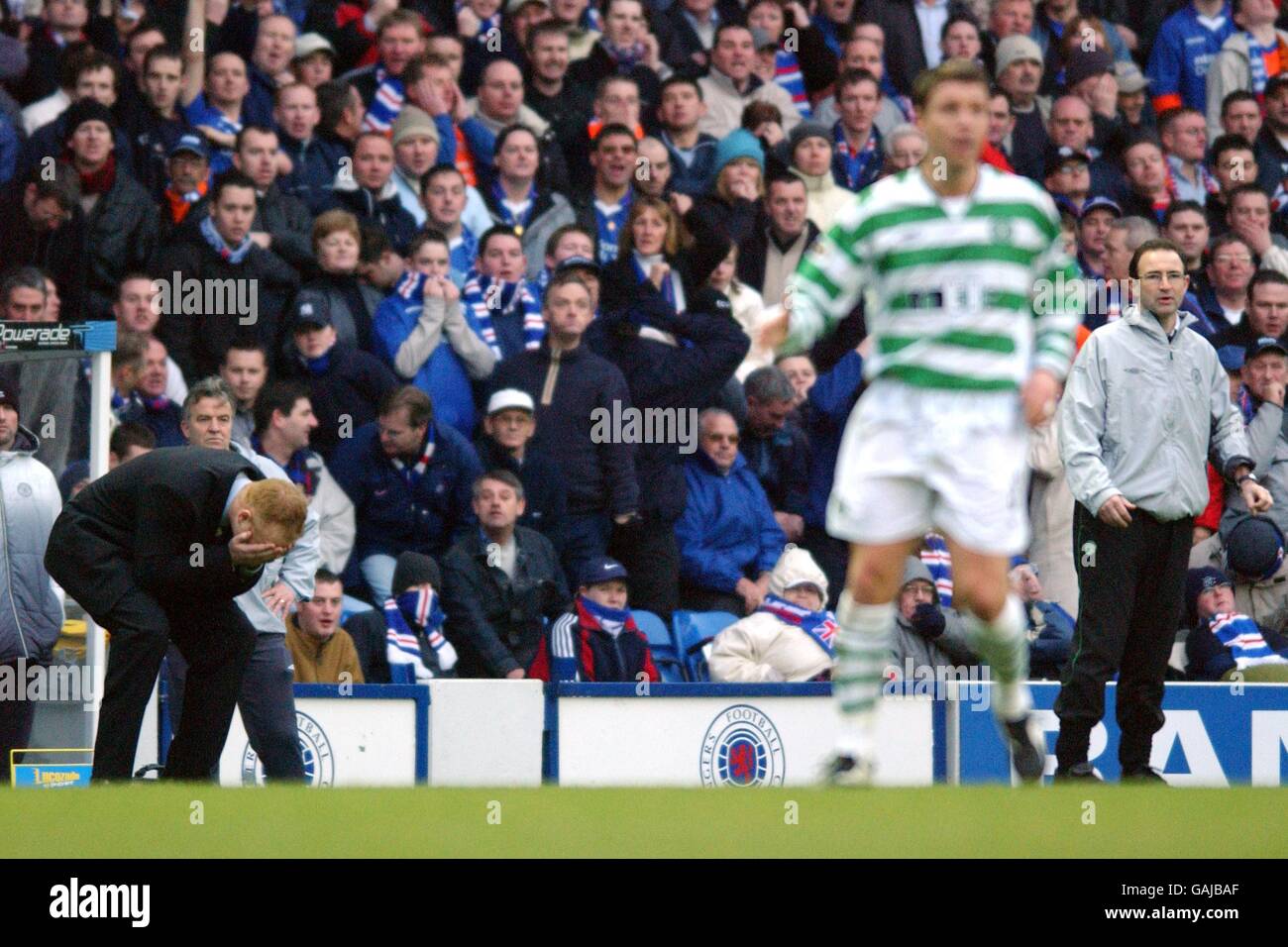 Fußball - Bank of Scotland Premier Division - Rangers gegen Celtic. Alex McLeish (l), Rangers-Manager, wird während des Spiels emotional, da sein Team eine Chance verpasst, während Celtic-Manager Martin O'Neill (r) anschaut Stockfoto