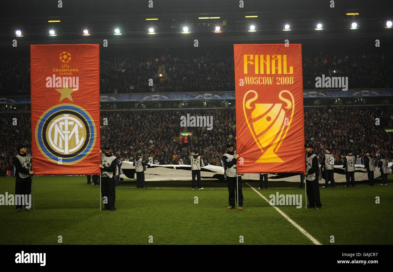 Die Champions League Ballboys halten vor dem Spiel Banner Stockfoto
