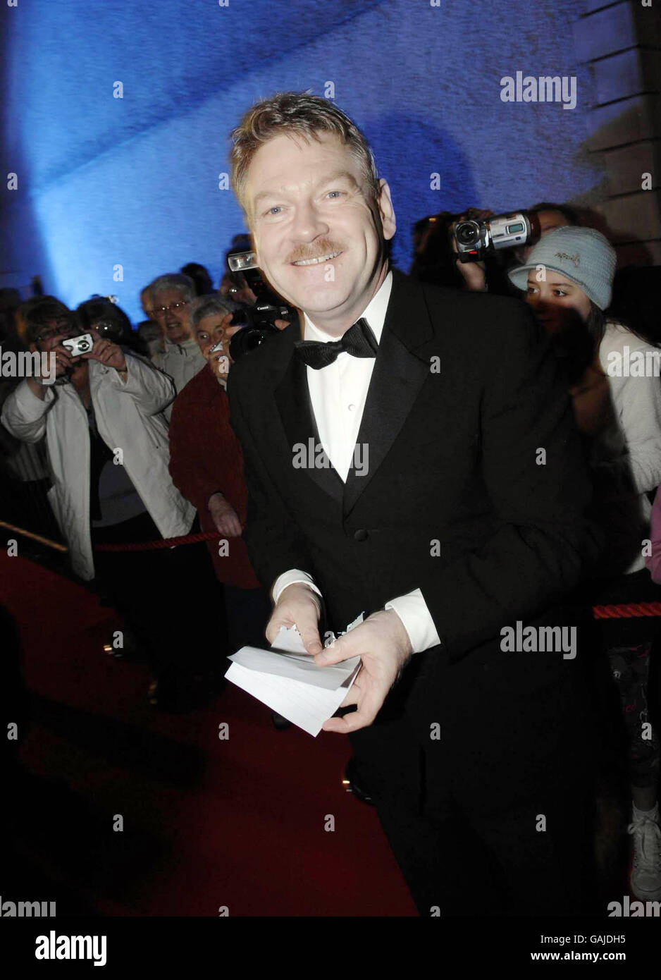 Schauspieler und Regisseur Kenneth Branagh besucht die Weltpremiere seines Films Alien Love Triangle im winzigen La Charrette Cinemanear Swansea. Stockfoto