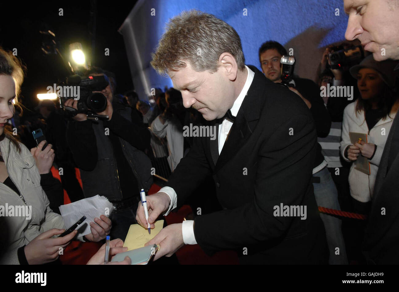 Schauspieler und Regisseur Kenneth Branagh besucht die Weltpremiere seines Films Alien Love Triangle im winzigen La Charrette-Kino bei Swansea. Stockfoto