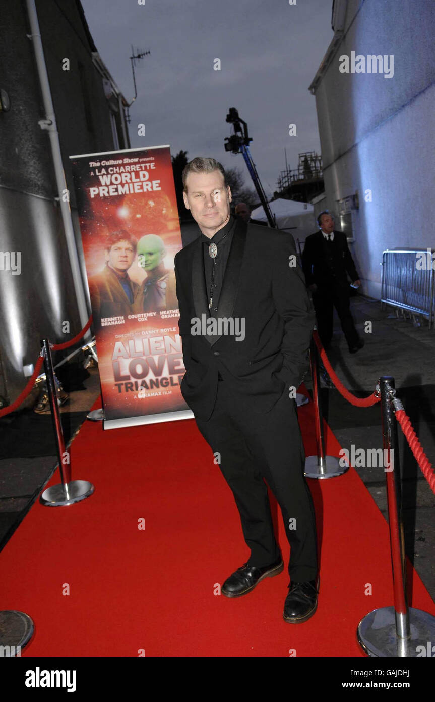 Mark Kermode präsentiert die Culture Show, als er an der Weltpremiere seines Films Alien Love Triangle im winzigen La Charrette-Kino Swansea teilnimmt. Stockfoto