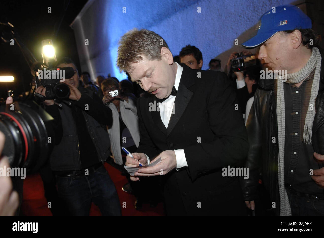 Schauspieler und Regisseur Kenneth Branagh besucht die Weltpremiere seines Films Alien Love Triangle im winzigen La Charrette Cinemanear Swansea. Stockfoto