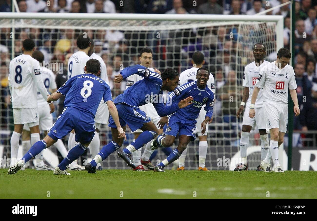 Fußball - Carling Cup - Finale - Chelsea gegen Tottenham Hotspur - Wembley Stadium. Chelsea's Didier Drogba feiert das Tor zum Eröffnungstreffer des Spiels Stockfoto