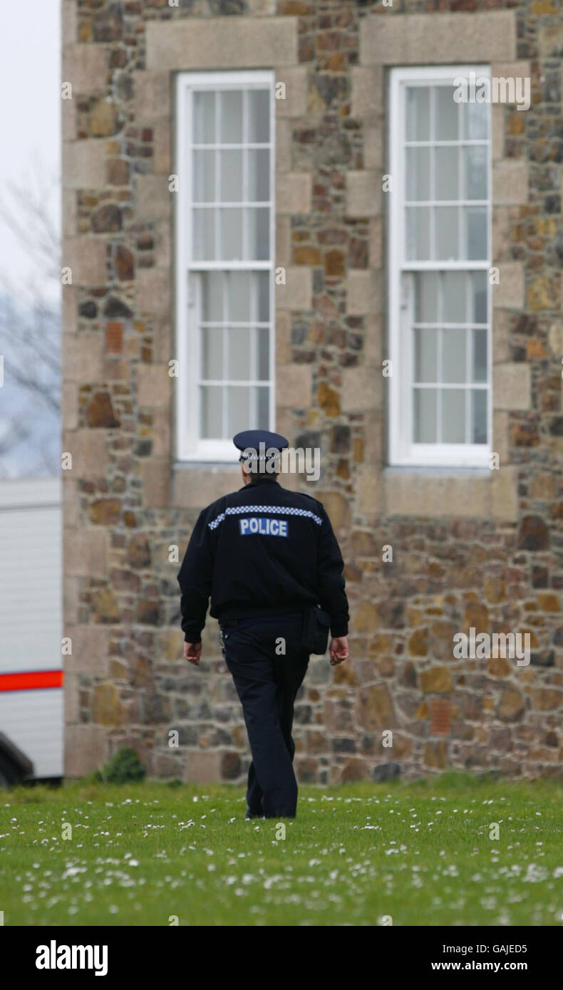 Kind bleibt entdeckte am ehemaligen Wohnhaus Stockfoto