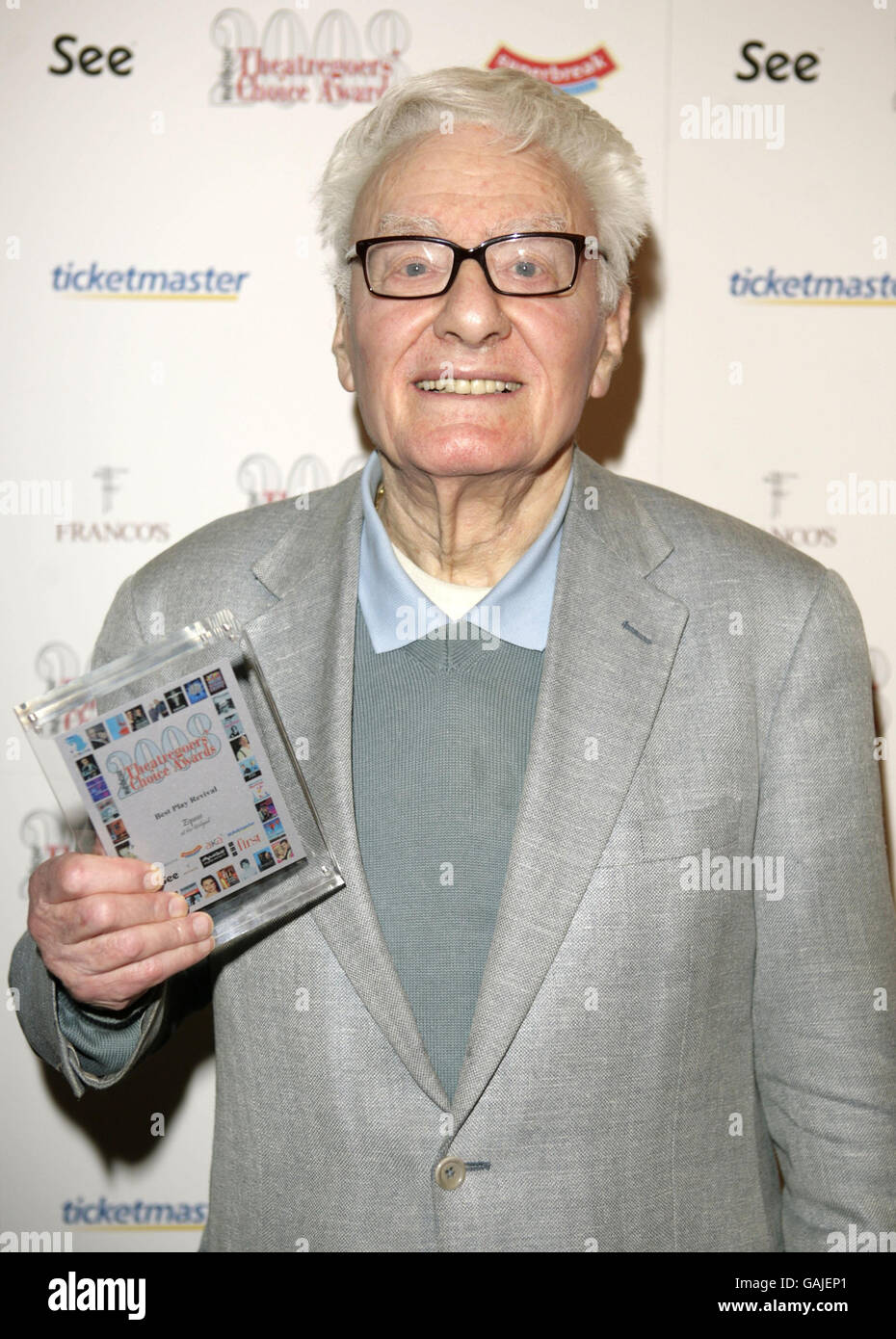 Peter Shaffer erhält seinen Preis für das „Best Play Revival“ für Equus während der Theatergoers' Choice Awards 2008 Whatsonstage.com im Lyric Theatre im Zentrum von London. Stockfoto