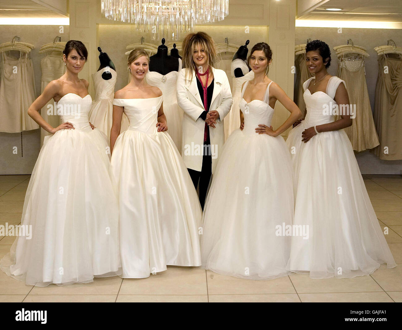 Elizabeth Emmanuel (Mitte) bringt unter dem neuen Label "Art of Elegance" eine Reihe erstklassiger Hochzeitskleider auf den Markt, die im BHS in der Oxford Street im Zentrum von London zu finden sind. Stockfoto