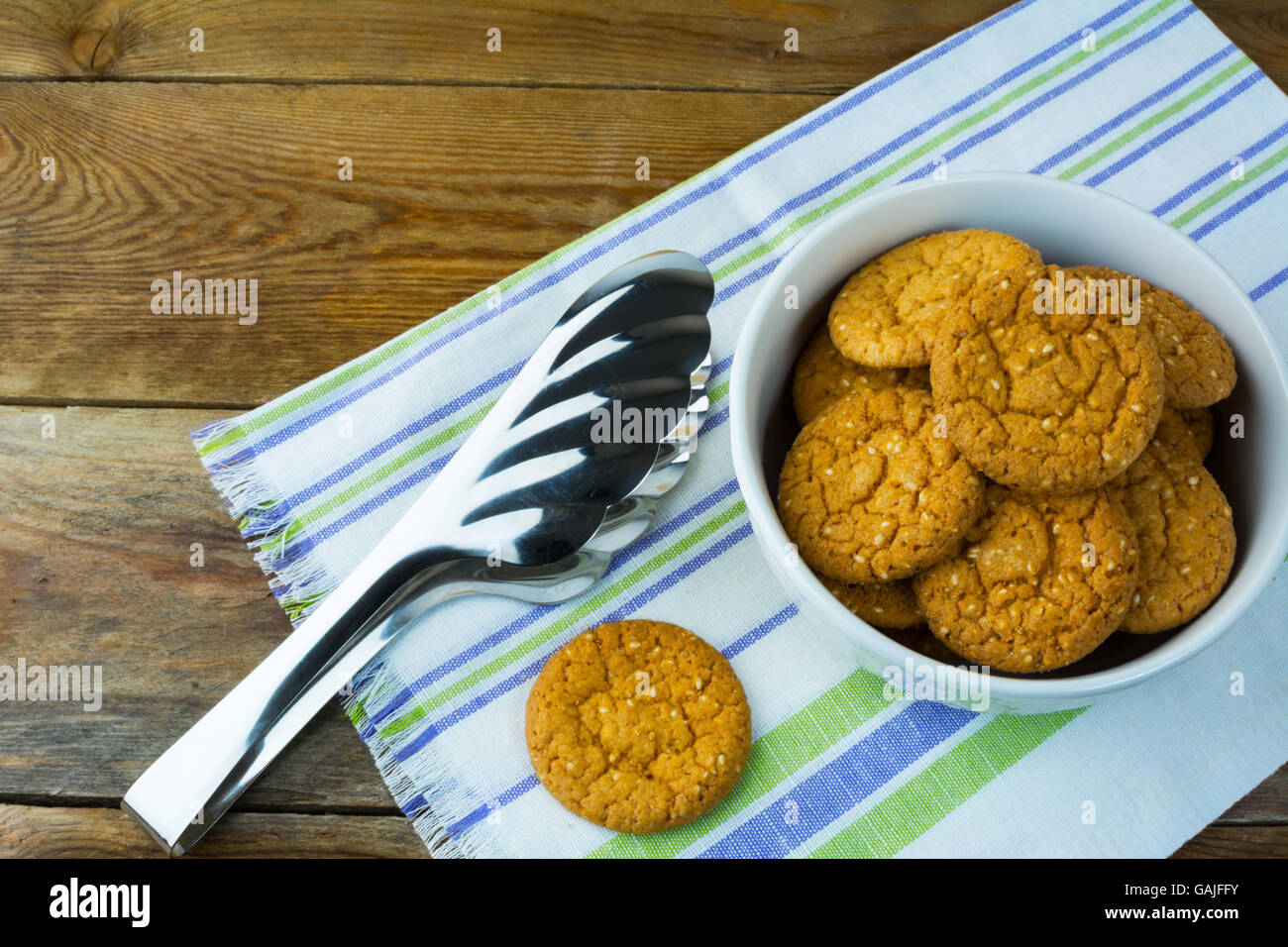 Sesam Kekse und Kuchen Zange auf die Leinen Serviette. Frühstück-Cookie. Dessert-Cookies. Cookies. Cookie. Dessert. Frühstück. Süß Stockfoto