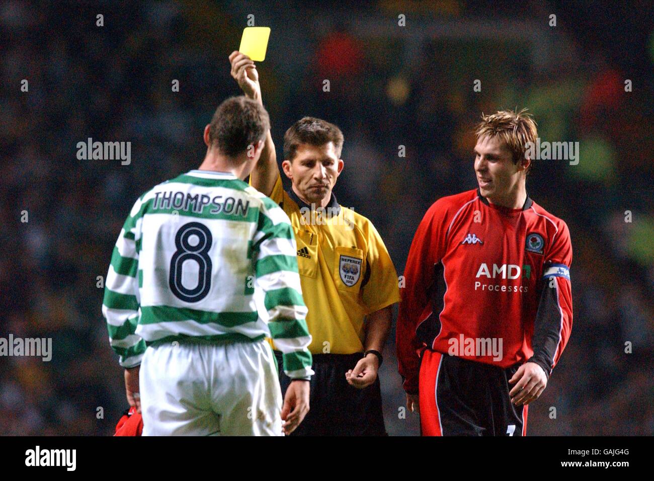 Fußball - UEFA-Cup - zweite Runde - erste Etappe - Celtic gegen Blackburn Rovers. Celtic's Alan Thompson (l) zeigt die gelbe Karte von Schiedsrichter Hermann Albrecht, beobachtet von Blackburn Rovers' Garry Flitcroft (r) Stockfoto