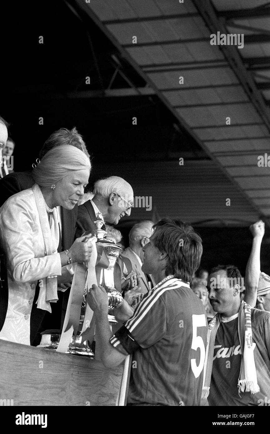 Liverpool Kapitän Ronnie Whelan empfängt die F.A. Pokal der Herzogin von Kent, nachdem sein Team Everton 3-2 während der Verlängerung beim Pokalfinalspiel in Wembley geschlagen hatte. Stockfoto