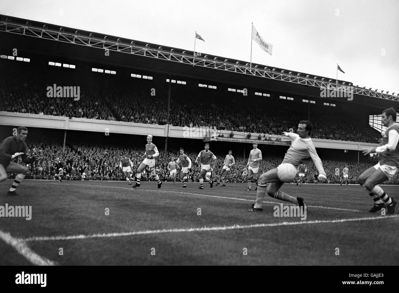 Fußball - League Division One - Arsenal / Manchester City - Highbury. Eine Action-Aufnahme von Mike Summerbee. Stockfoto