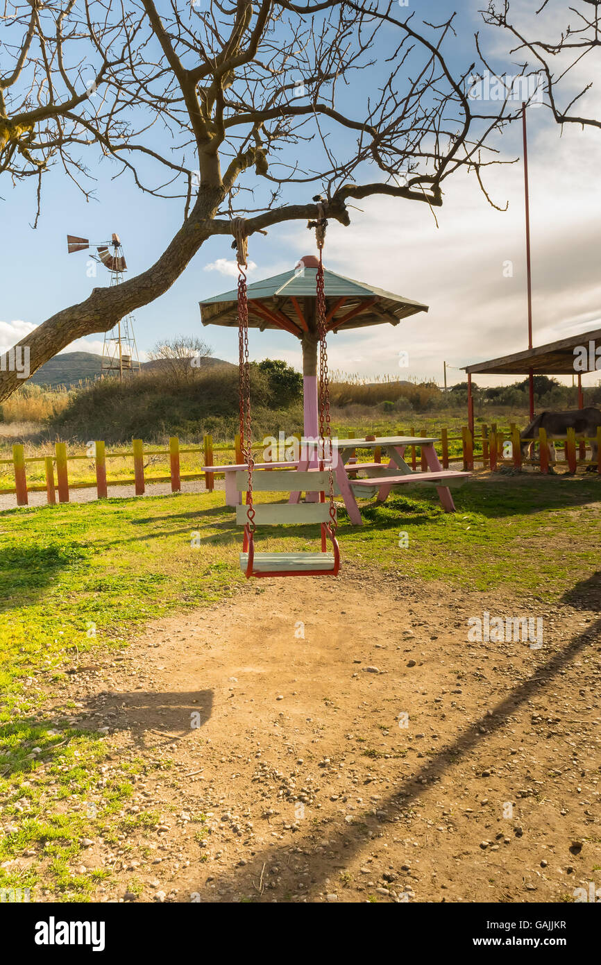 Schöne Landschaft mit einer Kinder-Schaukel vor dem schönen Hintergrund und den Himmel. Stockfoto